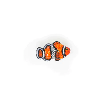 un petit poisson clown pour une broche toute en couleur à mettre sur vos revers de veste et pulls